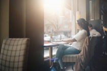 Frau mit Laptop im Café, selektiver Fokus — Stockfoto