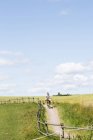 Uomo ciclismo sul campo Ven, Svezia — Foto stock