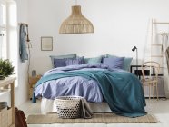 Schlafzimmer mit großem Bett, Hausinterieur — Stockfoto