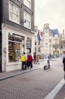 Peatones en el casco antiguo de Amsterdam - foto de stock