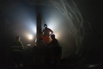 Mineros trabajando bajo tierra, enfoque selectivo - foto de stock