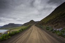 Feldweg unter Gewitterwolken in Island — Stockfoto