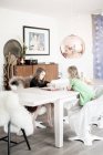 Meninas jogando jogo de tabuleiro na sala de estar — Fotografia de Stock