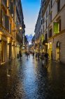 Вид на Via Frattina в Римі в сутінках — стокове фото