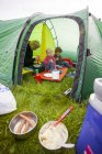 Femme avec deux enfants camping — Photo de stock