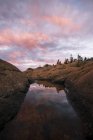 Vue panoramique sur la piscine rocheuse au coucher du soleil — Photo de stock
