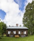 Holzhaus in der Nähe von grünen Bäumen im Norden Schwedens — Stockfoto