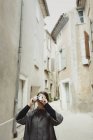 Молодий Туристична з камерою вузькі вулиці — стокове фото