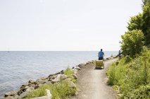 Vue arrière du cycliste sur Ven à Skane, Suède — Photo de stock