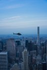 Helicóptero voando na cidade de Nova York — Fotografia de Stock