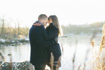 Casal feliz ao lado do rio, foco seletivo — Fotografia de Stock