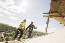 Construction workers on roof, differential focus — Stock Photo