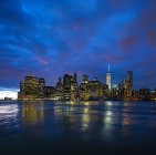 Beleuchtete Wolkenkratzer in New York City bei Sonnenuntergang — Stockfoto