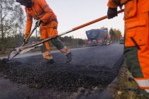 Trabalhadores manuais reparando estrada, foco seletivo — Fotografia de Stock