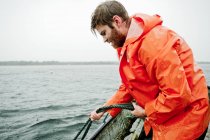 L'homme pêche en mer, se concentrer sur le premier plan — Photo de stock