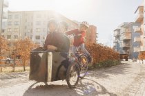 Человек на велосипеде с сыновьями, избирательный фокус — стоковое фото