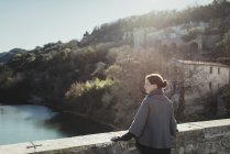 Молодая женщина с видом, Франция — стоковое фото
