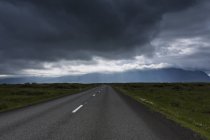 Vista panoramica della strada rurale in Islanda — Foto stock