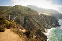 Elevated view of Cabrillio Bridge and coastal cliffs at California — Stock Photo