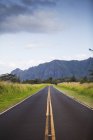 Route rurale sous les nuages de tempête à Hawaï — Photo de stock