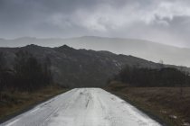 Estrada rural sob nuvens de tempestade na Suécia — Fotografia de Stock