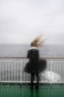 Mulher durante tempestade, foco seletivo — Fotografia de Stock