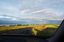 Vista panorámica de la carretera bajo cielo nublado - foto de stock