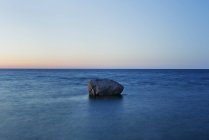 Vista panorámica del mar y las rocas, enfoque selectivo - foto de stock