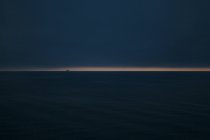 Vista panorámica del barco en el mar por la noche, enfoque selectivo - foto de stock