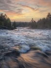 Мальовничий вид на річку в лісі на заході сонця — стокове фото