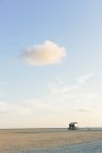 Vista panoramica di edificio sulla spiaggia di mare — Foto stock