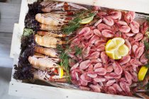 Крупный план морепродуктов в тарелке, избирательный фокус — стоковое фото