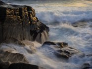 Vista panorámica del mar y las rocas, enfoque selectivo - foto de stock