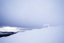 Vue panoramique de la maison dans la neige en montagne — Photo de stock