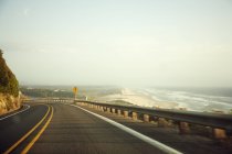 Vista panorámica de la carretera cerca del mar, enfoque selectivo - foto de stock
