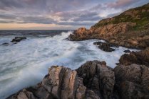 Vue panoramique sur la mer et les roches, mise au point sélective — Photo de stock