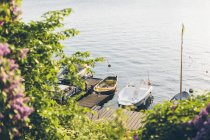 Vue panoramique des bateaux près de la jetée de la mer en été — Photo de stock