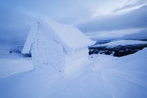 Vista panorâmica da casa na neve nas montanhas — Fotografia de Stock