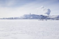 Vista panorâmica dos edifícios na neve nas montanhas — Fotografia de Stock