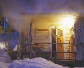Живописный вид охотничьего домика в лесу зимой — стоковое фото
