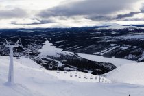 Vista panoramica degli impianti di risalita in montagna in inverno — Foto stock