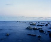 Vue panoramique sur la mer et les roches, mise au point sélective — Photo de stock