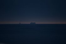 Vue panoramique du navire en mer la nuit, mise au point sélective — Photo de stock
