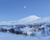 Malerischer Blick auf Gebäude in den Bergen im Winter — Stockfoto