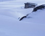 Мальовничий вид на будівлю в горах взимку — стокове фото