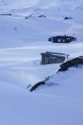 Vista panorâmica de edifícios em montanhas no inverno — Fotografia de Stock