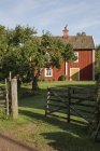 Живописный вид на красный фермерский дом — стоковое фото