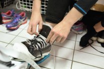 Junge Frau bindet Schnürsenkel in Umkleidekabine — Stockfoto