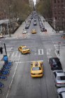 Vue surélevée de la circulation routière avec des taxis jaunes à New York — Photo de stock