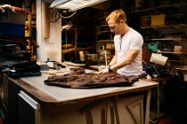 Fokussierter reifer Mann arbeitet in Lederwerkstatt — Stockfoto